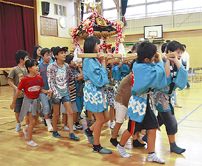 宵宮で子ども神輿