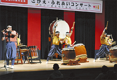 和太鼓演奏で30周年祝う