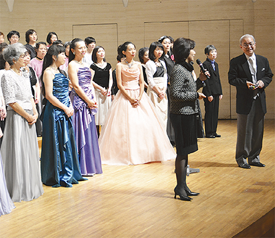 作者の前で作品披露