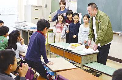 児童のアイデアがケーキに