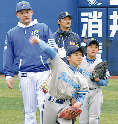 ベイ選手、小学生を指導