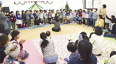 児童が親子と交流