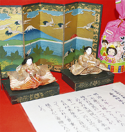 ひな人形が古民家飾る