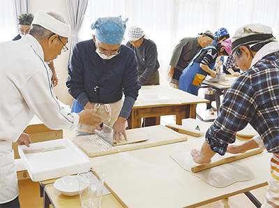 栄区産のそばを手打ちで