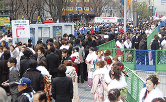 多くの新成人でにぎわう横浜アリーナ周辺（写真は昨年の様子）