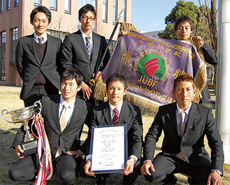優勝メンバーの助川さん、寒河江さん、高橋さん、小池監督、岩崎さん（３年）、田中さん（３年）（前列右から時計回り）