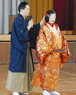能装束を着た児童と櫻間さん（左）