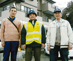 （右から）竹を届けた高橋さんと阿部さん、嘉田さん