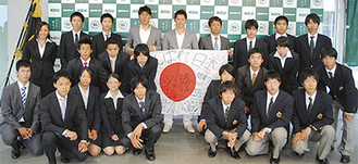 （後列中央左から）高橋選手、富澤選手、飯島コーチ。後輩たちの激励を受けた