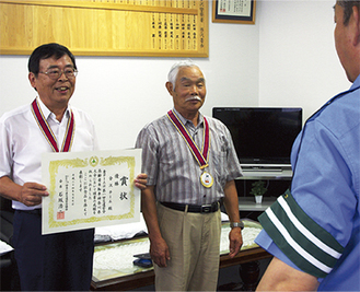 井本署長に優勝を報告する木曽さん（左）と廣木さん（中央）