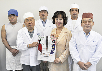 ぺっぴん娘を開発した５人の和菓子職人と秋山委員長（中央）