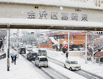 降雪で渋滞する国道16号線＝1月14日、富岡東＝
