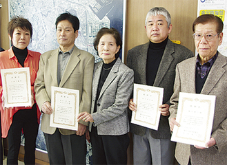 （左から）大浦さん、渡辺清さん、文子さん、鈴木さん、飯田さん