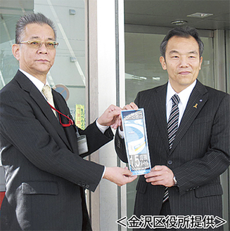 海抜標示を掲示する林区長（右）と須藤局長