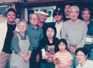 撮影に訪れた三國さん（右から２番目）と。後列中央が利夫さん＝約20年前に撮影、太田屋提供