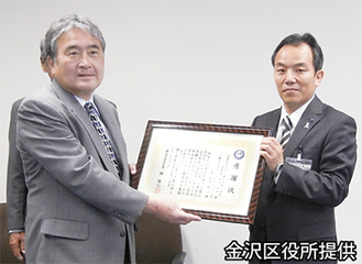 緑の協会の吉田哲夫理事長（左）に感謝状を贈呈