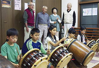 練習に励む釜利谷宿郷土芸能保存会のメンバー
