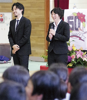 生徒の質問に答える矢野さん（右）と田臥さん