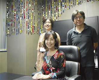 秋山社長（中央）とアーティストの田中さん（右）と天野さん