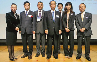 審査委員長の北川正恭さん（中央）と黒川勝さん（左から３人目）