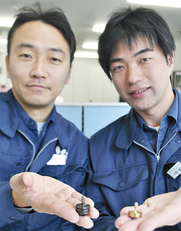 自社製コマを持つ藤澤代表（左）と中野さん