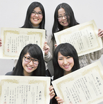 表彰状を持つ関東学大の４人