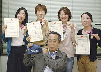 （右から）記録更新を喜ぶ中野さん、吉田さん、上野さん、大竹さんと（前列）監督役を務めた長島さん
