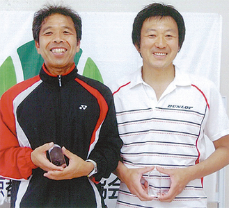 優勝した荷川取さん（左）と吉川さん（右）