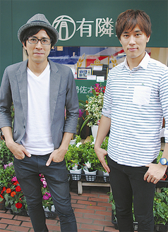 かつて路上ライブを行っていた有隣堂伊勢佐木町本店前で「サンドクロック」の滝田さん（左）と永田さん