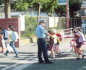 釜利谷小学校前で見守り活動（金沢警察署提供）