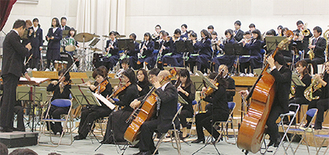 演奏する京フィル団員と西柴中生徒