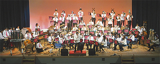 コンサートで演奏する＝山崎教諭提供