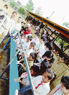 手を洗う現地の子ども＝中田会長提供