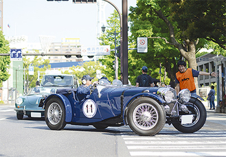 横浜の街並みを疾走する往年の名車