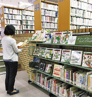 関東学院大学図書館本館の『オリーブコーナー』。佐藤さとる氏も含めた卒業生の著作や関連資料が集められている。＝同大提供