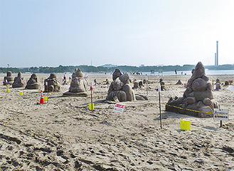 海の公園に並ぶ砂像