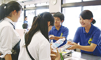学生が海苔を無料配布