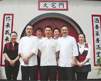 銀賞を喜ぶ従業員