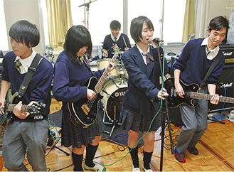練習する（左から）廣瀬さん、赤羽さん、大森さん（奥）、松村さん、高坂さん