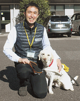 山口センター長と訓練犬のユキちゃん