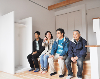 住居スペースでくつろぐ平野芳範さん、健太郎さん、建築家の干場さん、早川さん（右から）