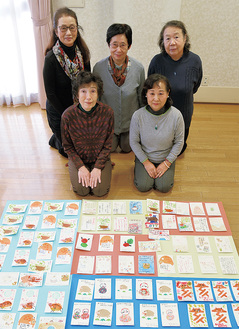 遠藤会長（前列右）ら社協のメンバーと今年の年賀状