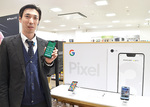 「Googlepixel３」を持つ佐藤店長