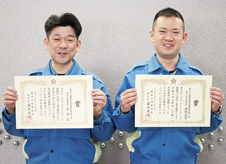 表彰状を手にする黒崎さん（左）、丹保さん