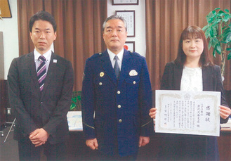 宮崎署長（中央）から感謝状を贈られた齊藤さん（右）と中元良治支店長（左）