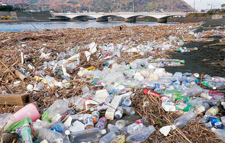 プラスチックごみで覆われる県内の河川の河口提供/公益財団法人かながわ海岸美化財団