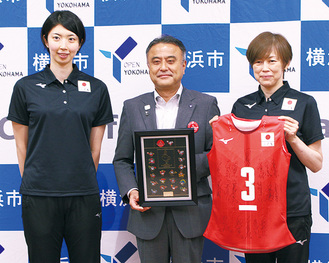 左から岩坂選手、小林副市長、中田監督