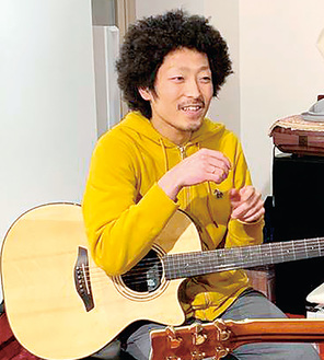 海外で活躍するギタリストの山木さん