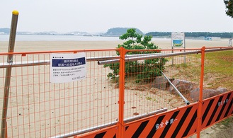 フェンスが設置されている砂浜前