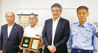 左から坂野常任理事、江澤管理部長、児玉代表、伊藤賢司署長